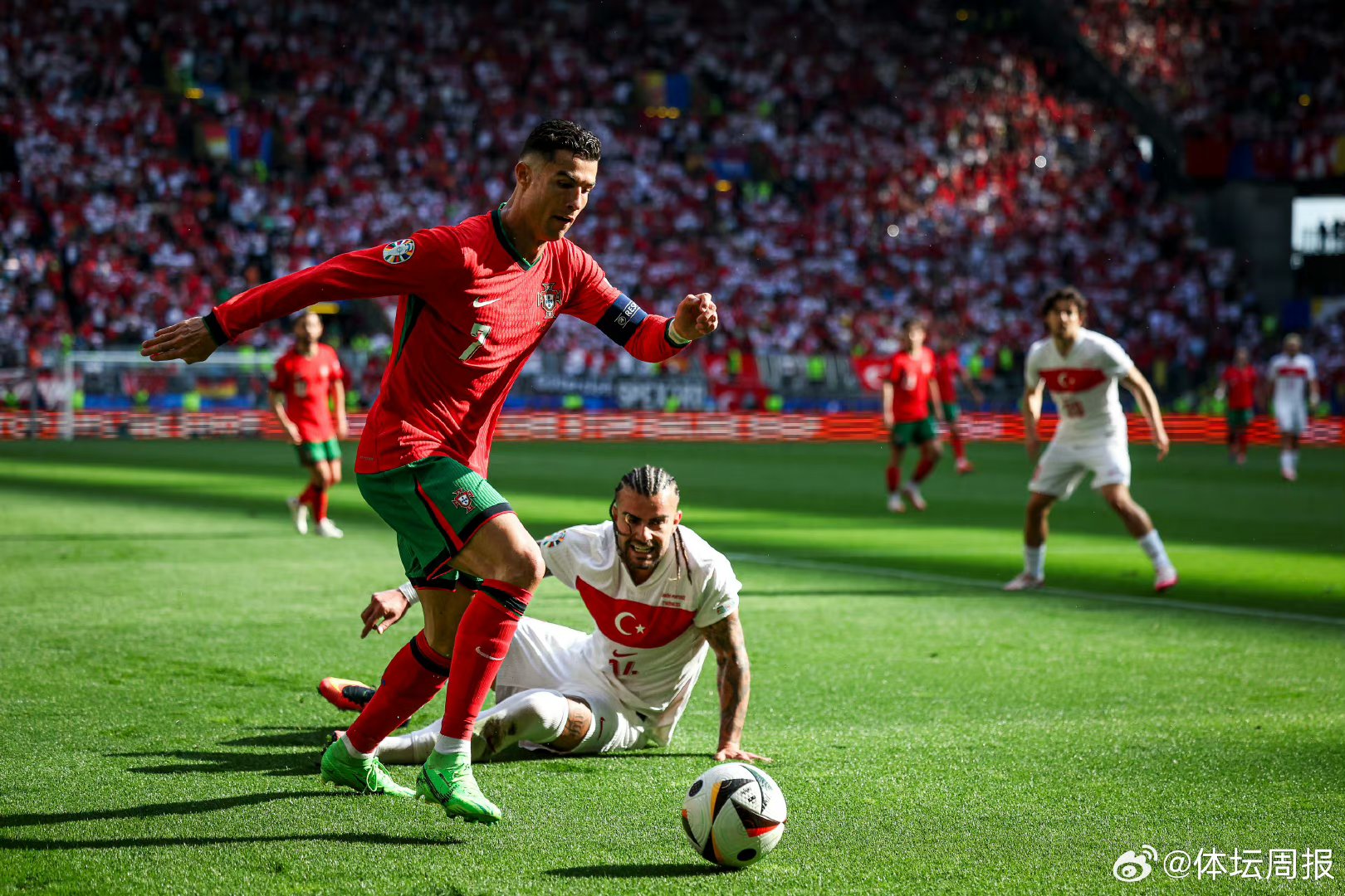 南宫娱乐-关于C罗在拜仁比赛中精彩发挥，势不可挡引发热议！的信息